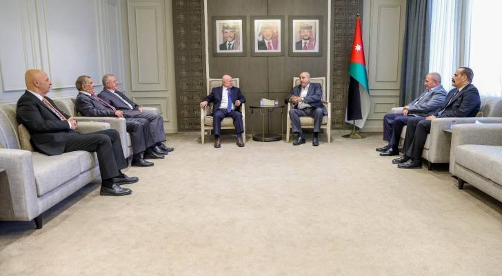القاضي يتسلم التقرير السنوي لهيئة النزاهة ومكافحة الفساد