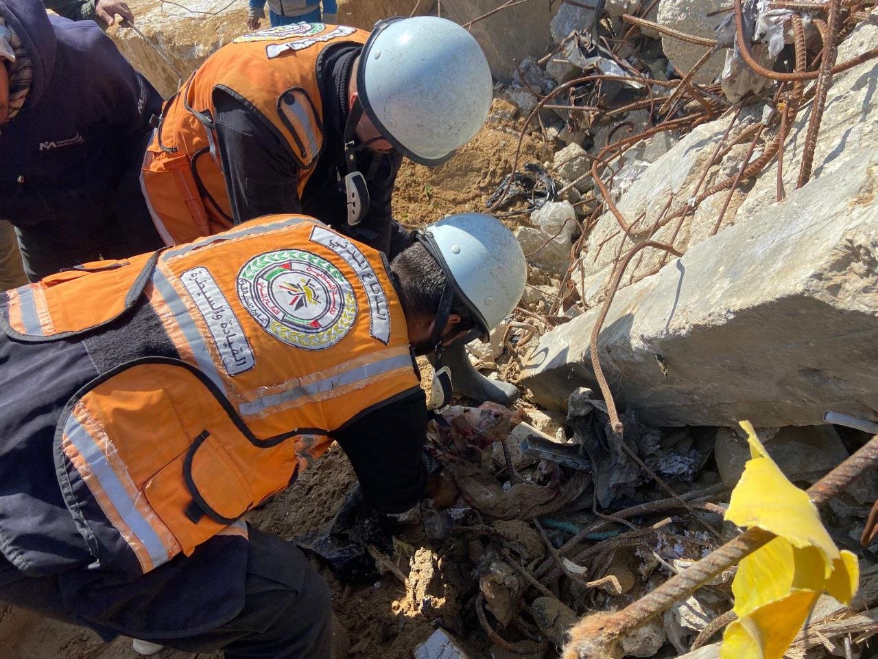 انتشال رفات 17 شهيدا من تحت أنقاض منازل مدمّرة في غزة