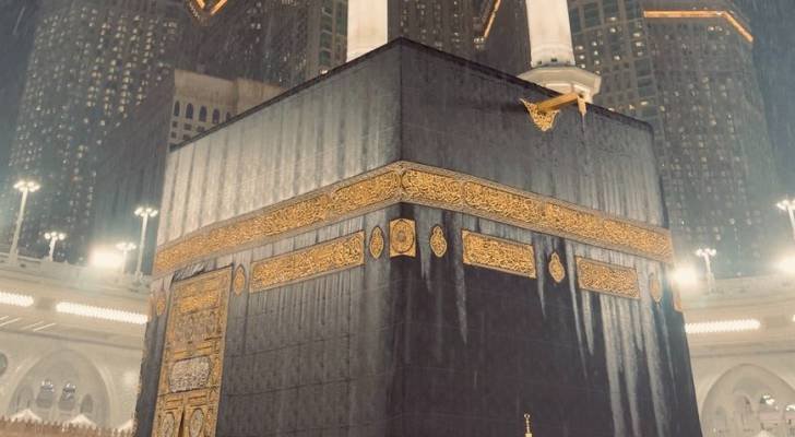 بالفيديو.. هطول أمطار غزيرة على المسجد الحرام وسط أجواء إيمانية في مكة المكرمة