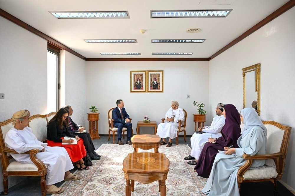 عُمان تستعرض مجالات التعاون مع "الصليب الأحمر"