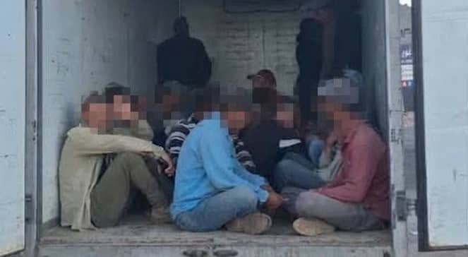 الدوريات الخارجية تضبط شاحنة تنقل 26 راكبا ًفي صندوقها الخلفي على طريق وادي عربة