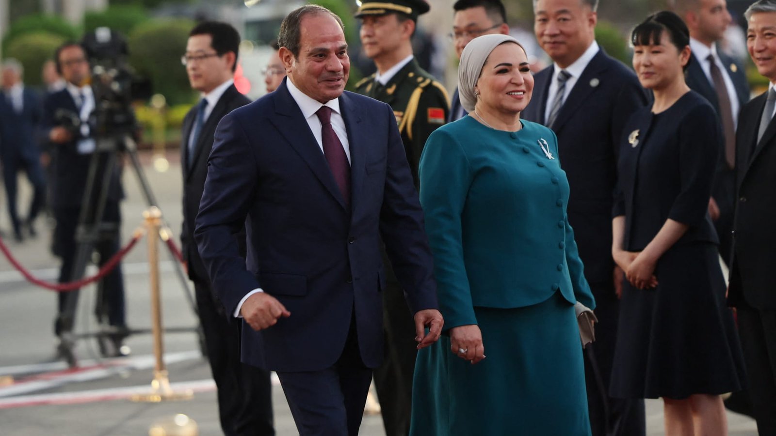 من النيل لزهرة اللوتس..إطلالات انتصار السيسي تحتفي بهوية مصر