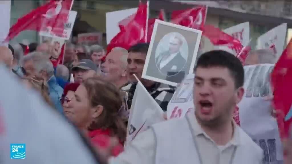 غضب في إزمير بعد انضمام رئيس بلديتها إلى حزب إردوغان الحاكم في تركيا