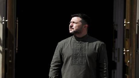 "أزمة تسليح أم ثقب أسود للفساد؟: زيلينسكي يبرر العجز في ميزانية أوكرانيا