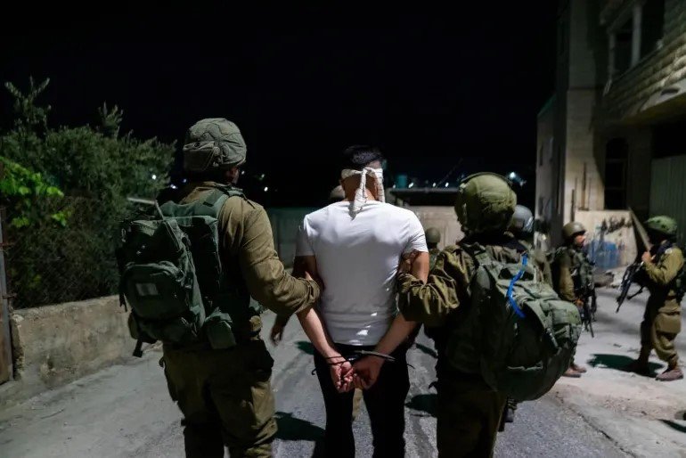الاحتلال يعتقل 36 فلسطينيًا ويحتجز العشرات في الضفة الغربية