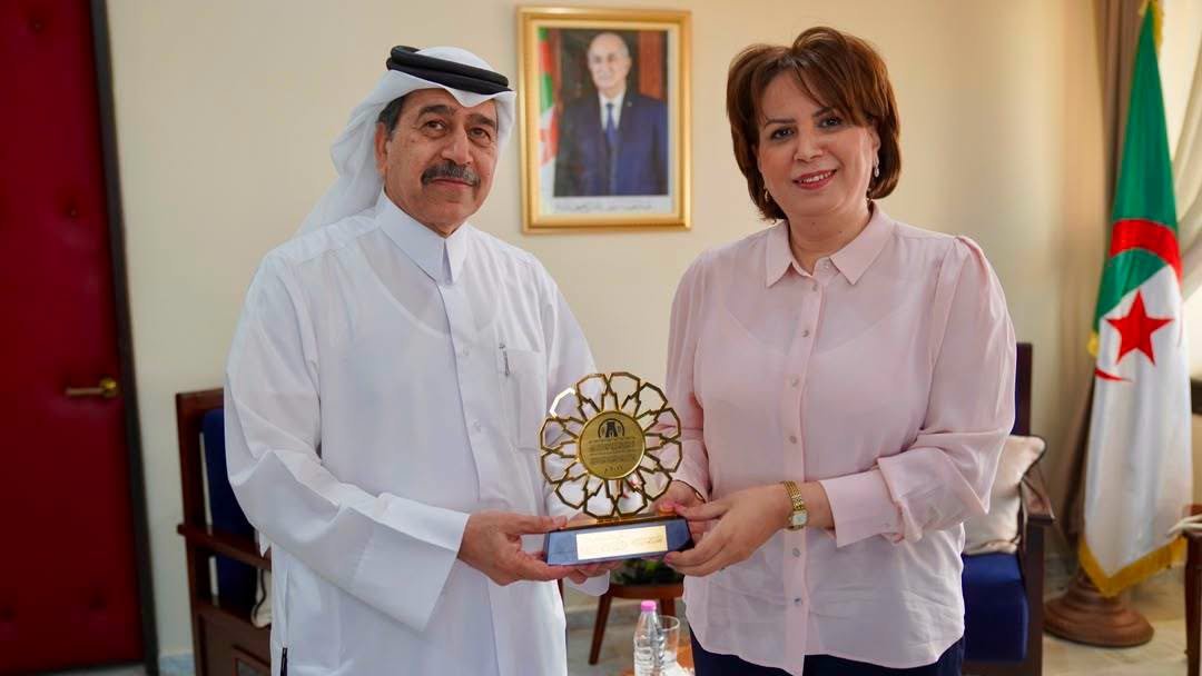رئيس الاتحاد العربي للإعلام التراثي يُسلم بن دودة درع شخصية العام التراثية