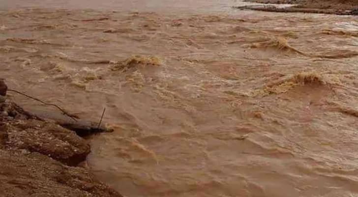 سيول جارفة تجتاح الأغوار الشمالية وتتسبب بانقطاع شامل للكهرباء وتعطّل حركة السير