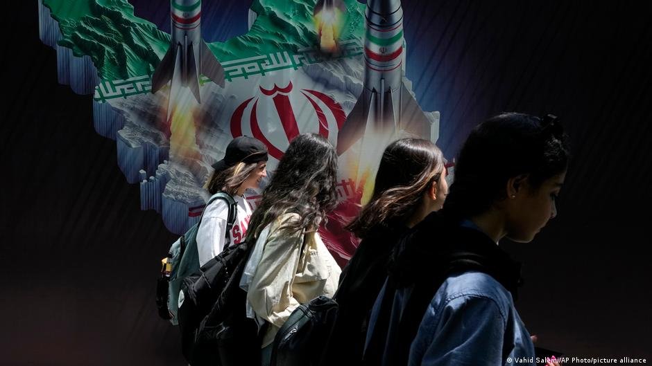 بوسائل ضغط جديدة.. السلطات الإيرانية ترفع التكلفة على النساء غير الملتزمات بالحجاب