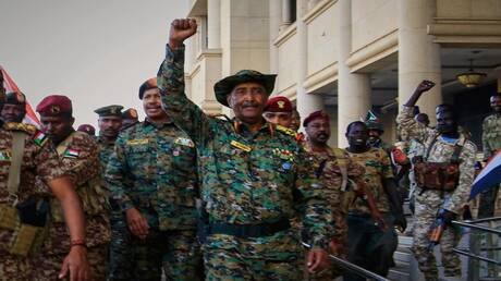 وزير سوداني سابق: ما يجري في بلادنا مؤامرة دولية وإسرائيل تقف وراء مخطط القبض على البرهان أو قتله