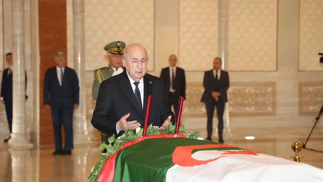 Le président de la République rend un dernier hommage au défunt Boualem Boualem