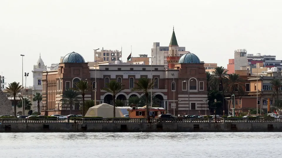 خلاف الإيرادات النفطية.. المركزي يتمسك بأرقامه ويؤكد أن العبرة بما يصل إلى حساباته