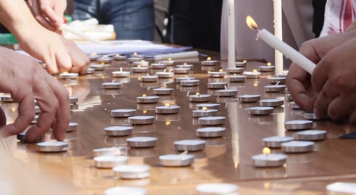 الجامعة الأميركية في مادبا تقيم وقفة تضامنية استذكاراً لشهداء حادثة الكرك الأليمة