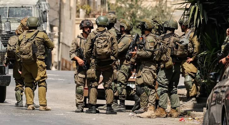 اعتقال 15 فلسطينياً بينهم صحفي وصحفية في حملة مداهمات بالضفة الغربية