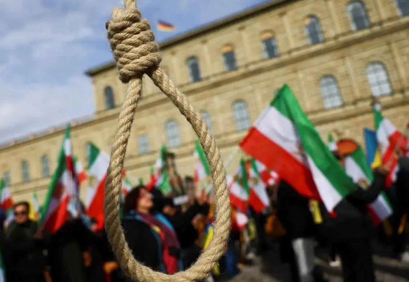 إيران تعدم رجلا أدين بشن هجمات مسلحة خلال الحرب
