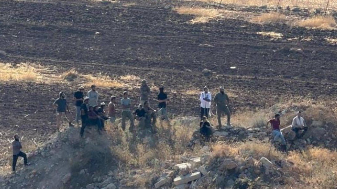 إصابة مواطن والاعتداء على مزارعين.. المستوطنون يصعّدون هجماتهم في الضفة