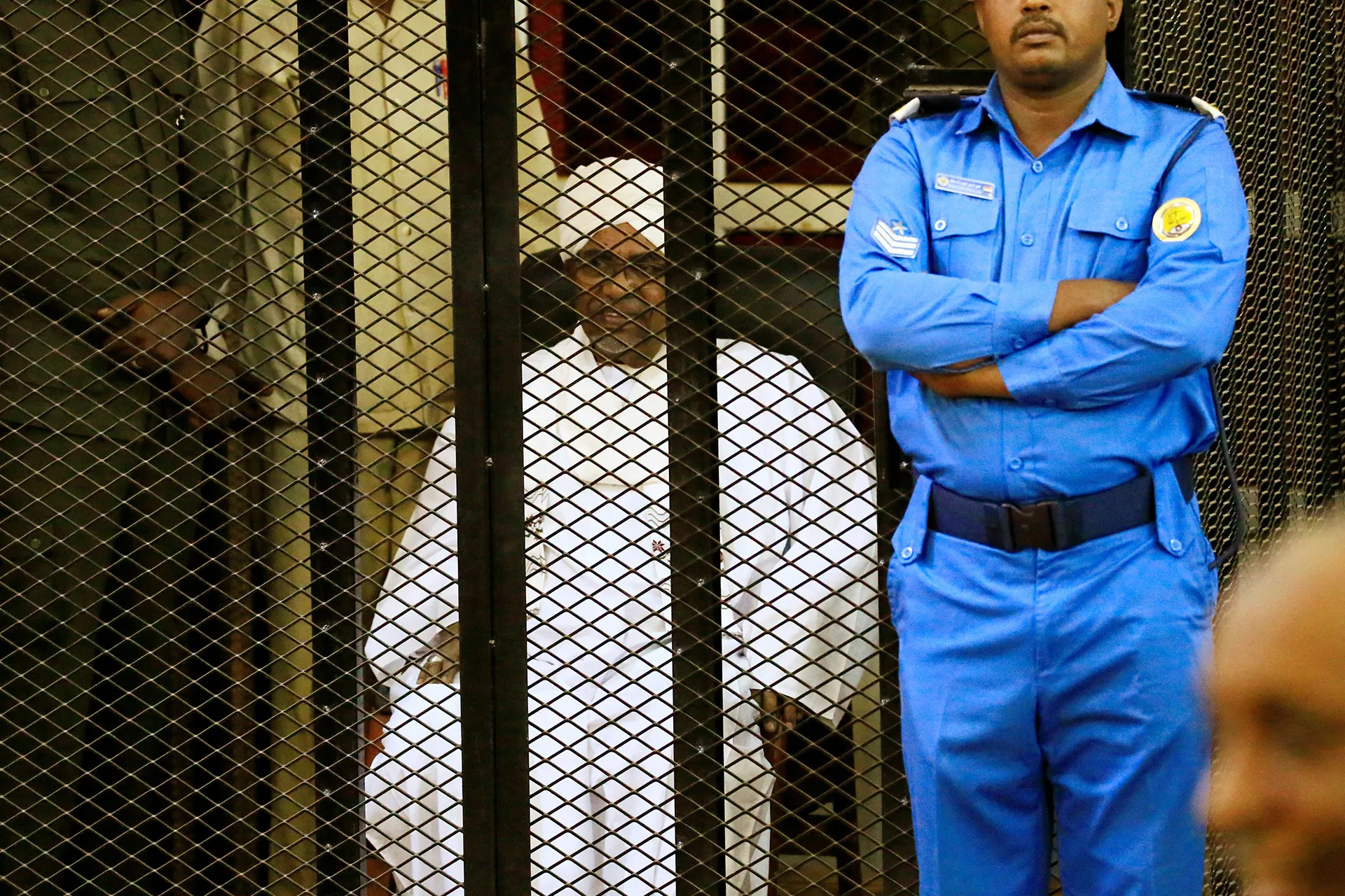 أسرة البشير تطالب بعلاجه خارج السودان وتنفي تلقي موافقة رسمية