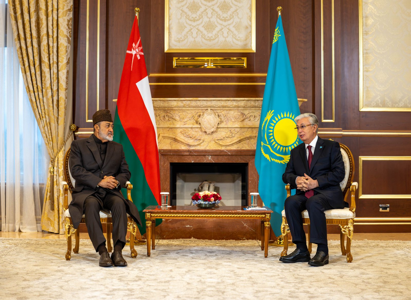 عُمان وكازاخستان تبحثان تعزيز الربط الجوي والممرات التجارية عبر الموانئ العُمانية