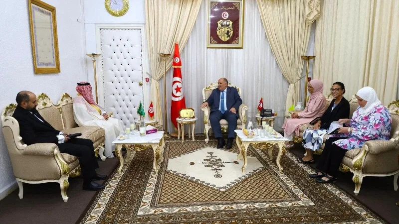 وزير الشؤون الدينية ووزير الحج السعودي يزوران مدينة تونس العتيقة