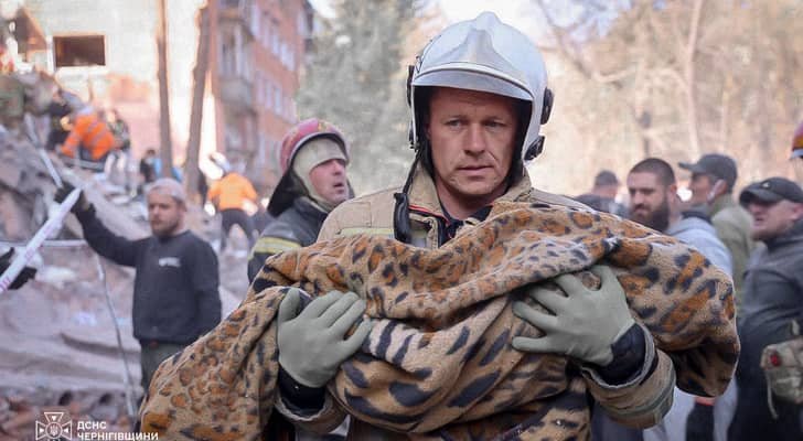 مقتل 12 شخصاً وإصابة 14 آخرين في ضربة روسية استهدفت حافلة شرقي أوكرانيا