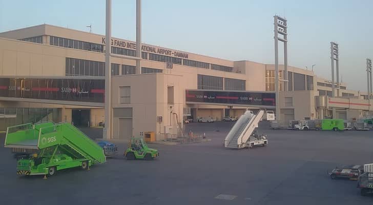 الطيران المدني السعودي: حالة وفاة لمواطن ومقيم هندي وإصابة 8 آخرين جراء الاعتداء على مطار الملك فهد الدولي