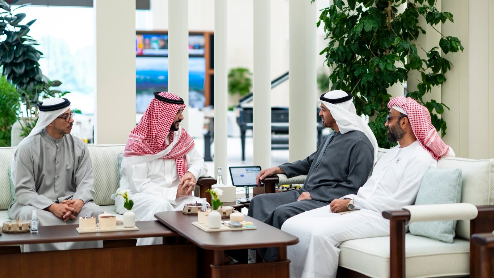 مباحثات بين محمد بن زايد وخالد بن سلمان بشأن تطورات المنطقة