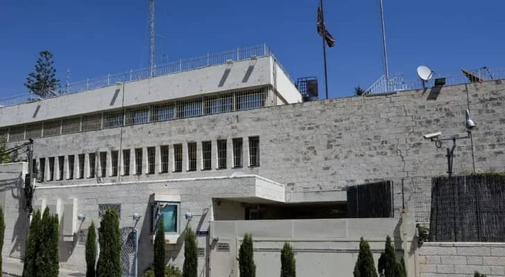 إزالة لافتات القنصلية البريطانية في القدس الشرقية إثر أمر إسرائيلي بإغلاقها رداً على عقوبات لندن
