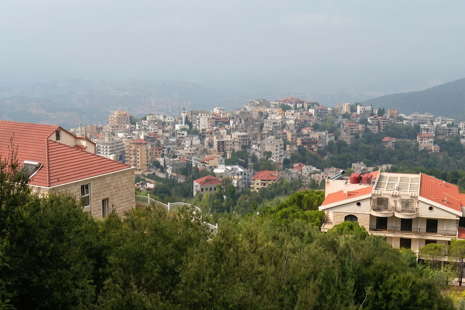 إقليم التفاح بلبنان ملاذ النازحين يحاول التعافي من آثار الغارات