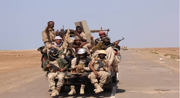 القوات الحكومية اليمنية تبث مشاهد لضربات استهدفت مواقع للحوثيين ضمن عملية فجر اليمن