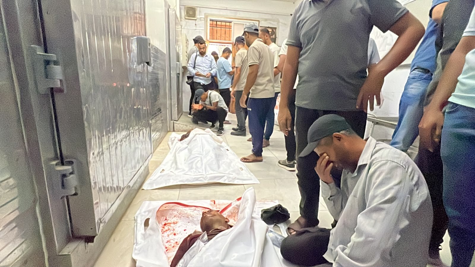 الإعلامي الحكومي يدين مجزرة إسرائيلية بحق موظفين مدنيين جنوب غزة: 4 شهداء وأكثر من 30 مصابًا
