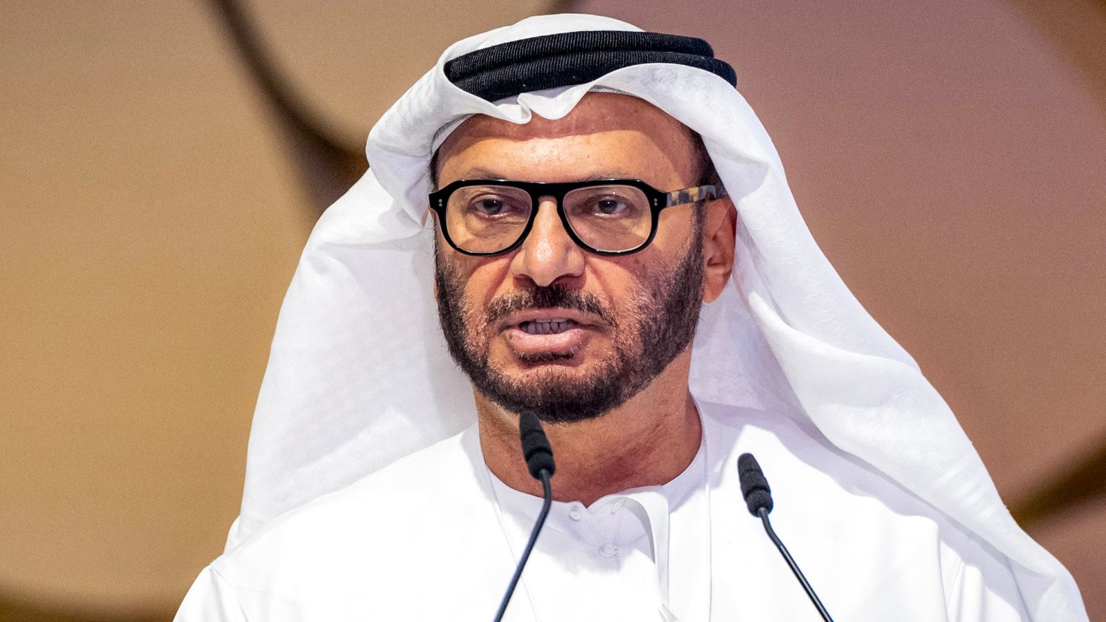 "موقف سياسي تدحضه الحقائق".. أنور قرقاش يرد على انتقادات علي لاريجاني للإمارات بشأن "الجزر الثلاث"