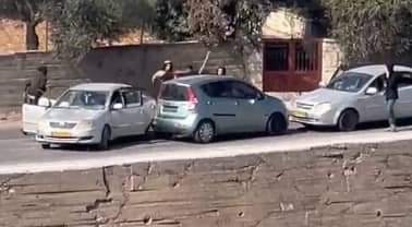 موجة اعتداءات جديدة للمستوطنين في الضفة: استهداف مسن في الخليل واقتحامات وتخريب في رام الله
