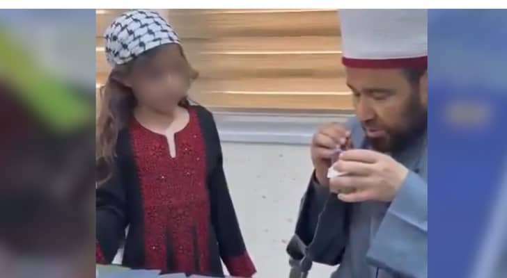 مقطع لوزير الأوقاف الفلسطيني يثير جدلا.. رقية شرعية بوضع المسبحة في كأس ماء تشعل المنصات.. فيديو