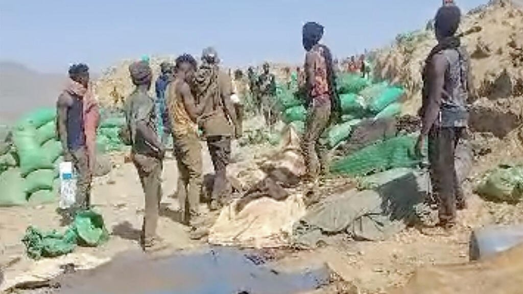 السودان: البرهان يأمر بالتحقيق في غارات قرب الحدود مع مصر أوقعت 72 قتيلا
