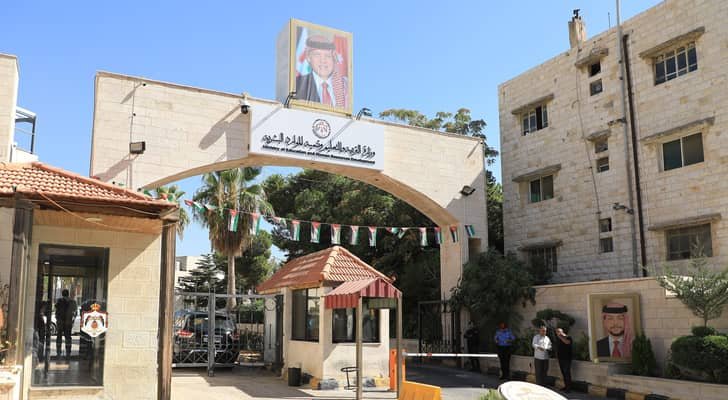 التربية توضح الشروط لتقدم طلاب الدراسة المنزلية لامتحان التوجيهي عقب مناشدة لطالب من ذوي الإعاقة