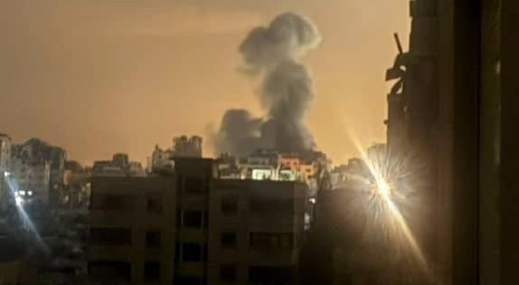 مجمع الشفاء الطبي: استشهاد 5 أشخاص بينهم طفلة في قصف لجيش الاحتلال غرب قطاع غزة.. فيديو