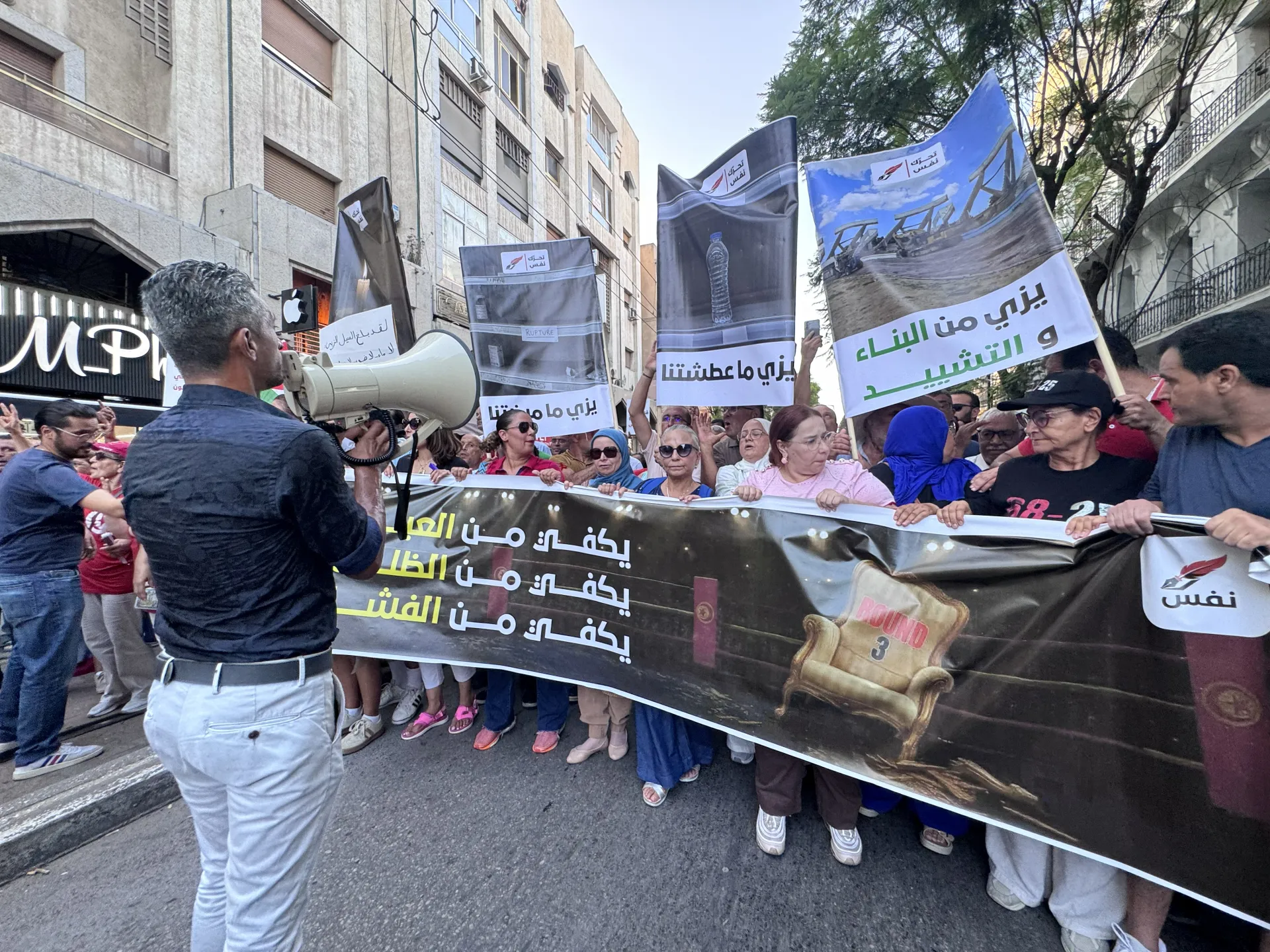 رضّع يتنفسون يدويا ومرضى في الظلام.. أزمة الكهرباء تضرب تونس