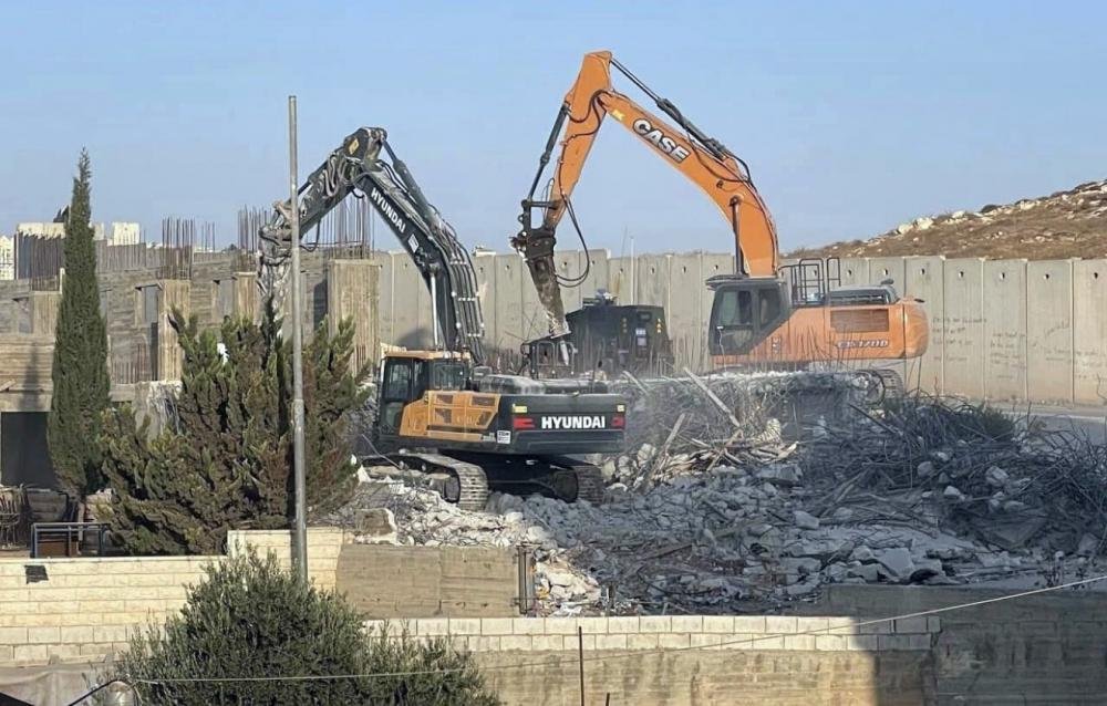 الاحتلال يجبر المقدسي جهاد مطور على هدم شقتيه في بيت حنينا
