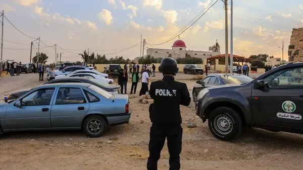 القبض على 3 مشتبه بهم في هجوم استهدف كنيسة بالكرك