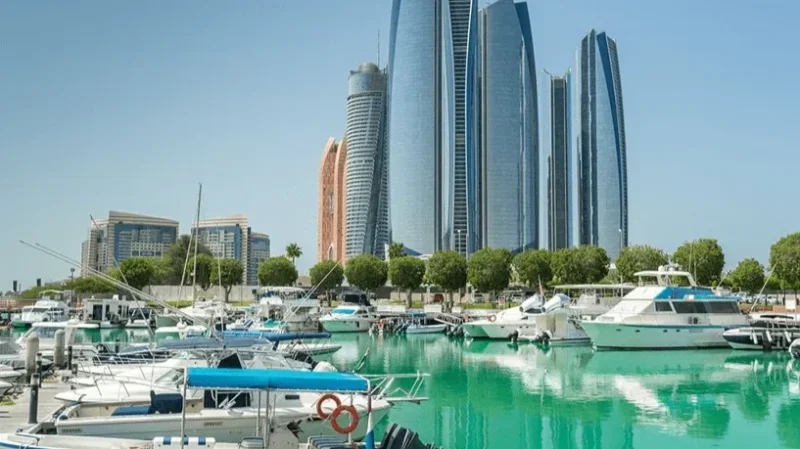 الإمارات تغلق الشواطئ والمناطق الساحلية بـ'أم القيوين' إثر تسرُّب نفطي