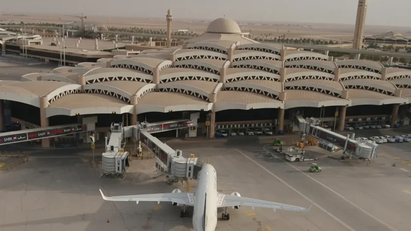 سفارة أمريكَا بالرياض تُحذّر رعاياها وتدعوهم لتجنّب مطار الملك خالد