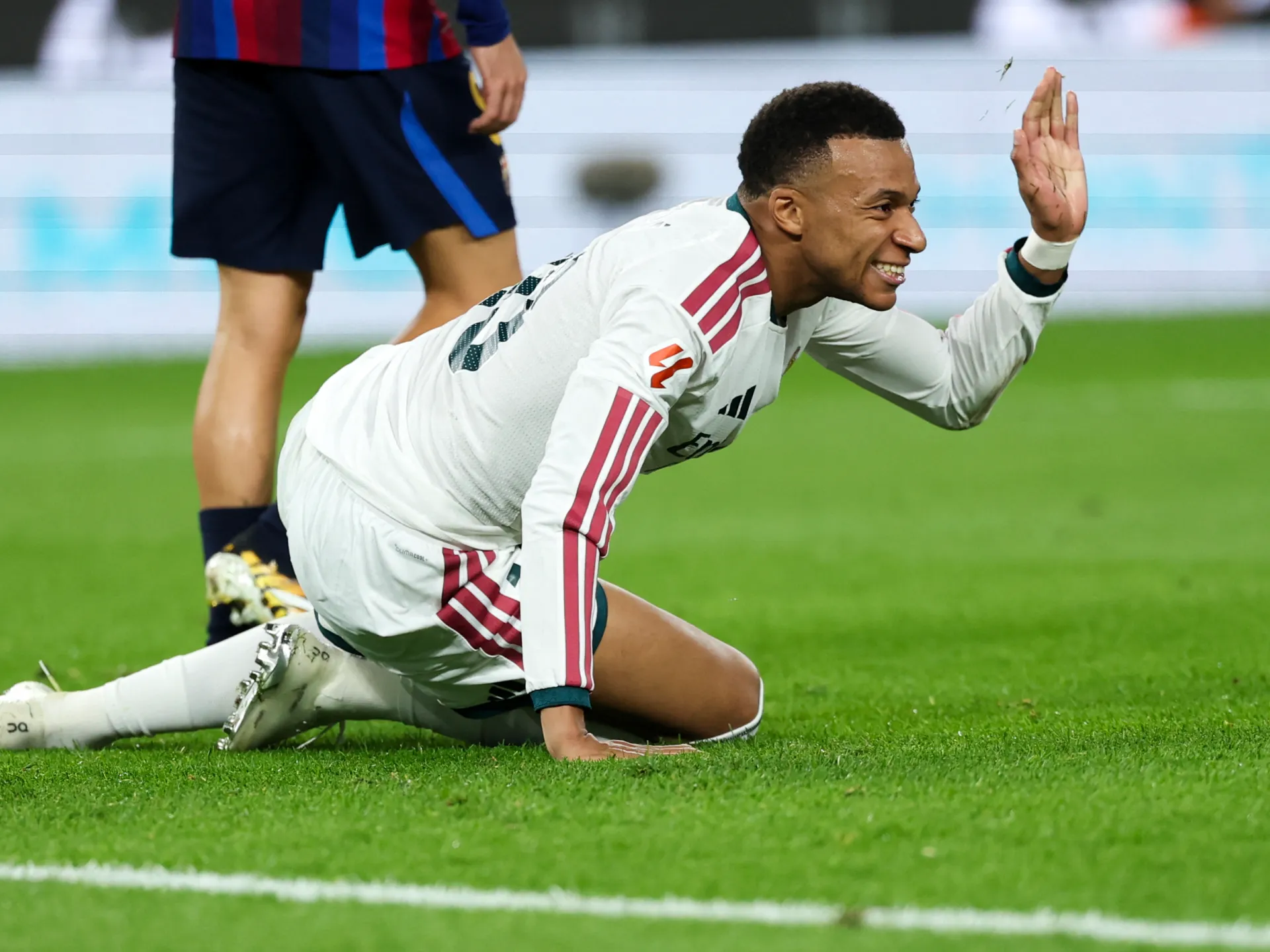 شاهد.. هدف مبابي "الغريب" في مرمى برشلونة