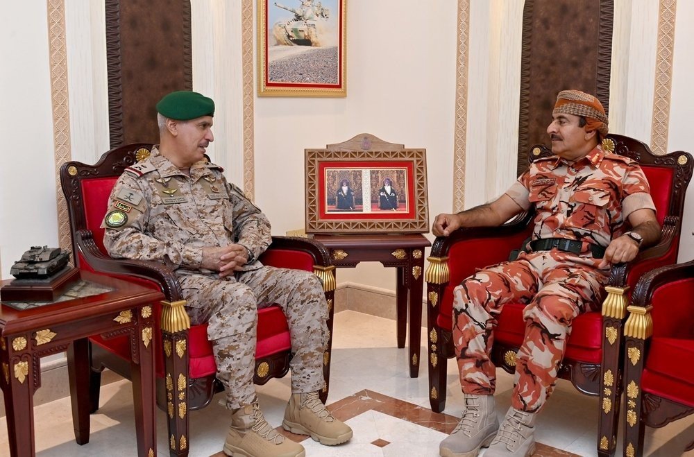البلوشي يناقش موضوعات عسكرية مع قائد القيادة العسكرية الخليجية