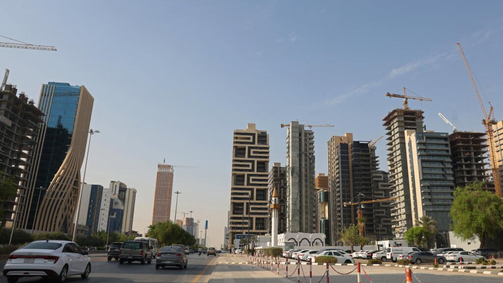 الحوثيون يهددون بالرد على أي تدخل أمريكي لدعم السعودية ويعلنون استهداف مطار الرياض مجددا