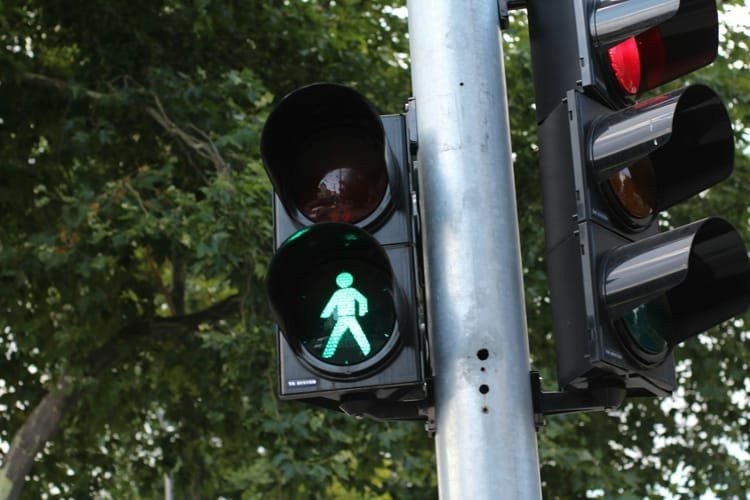مسنون يخربون إشارات المرور في بريطانيا.. لماذا؟
