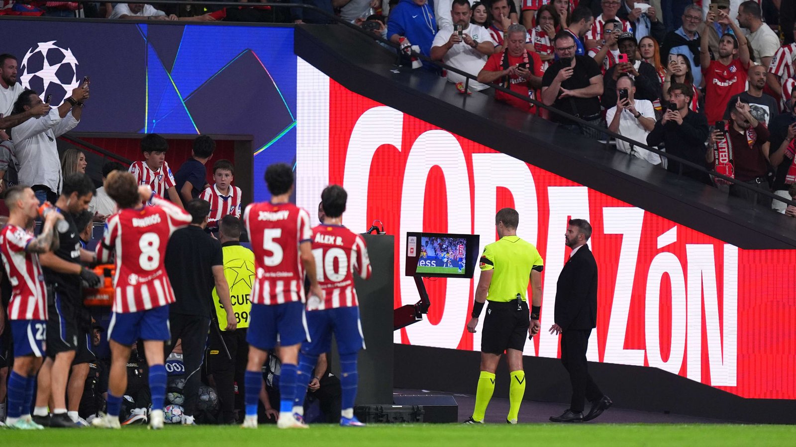 لاعب وضع إصبعه في أذن زميله.. موقف طريف على دكة بدلاء أتلتيكو مدريد