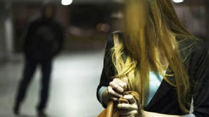منحرفون يعنفون طالبة ويجرّونها في الطريق من أجل هاتف جوال!