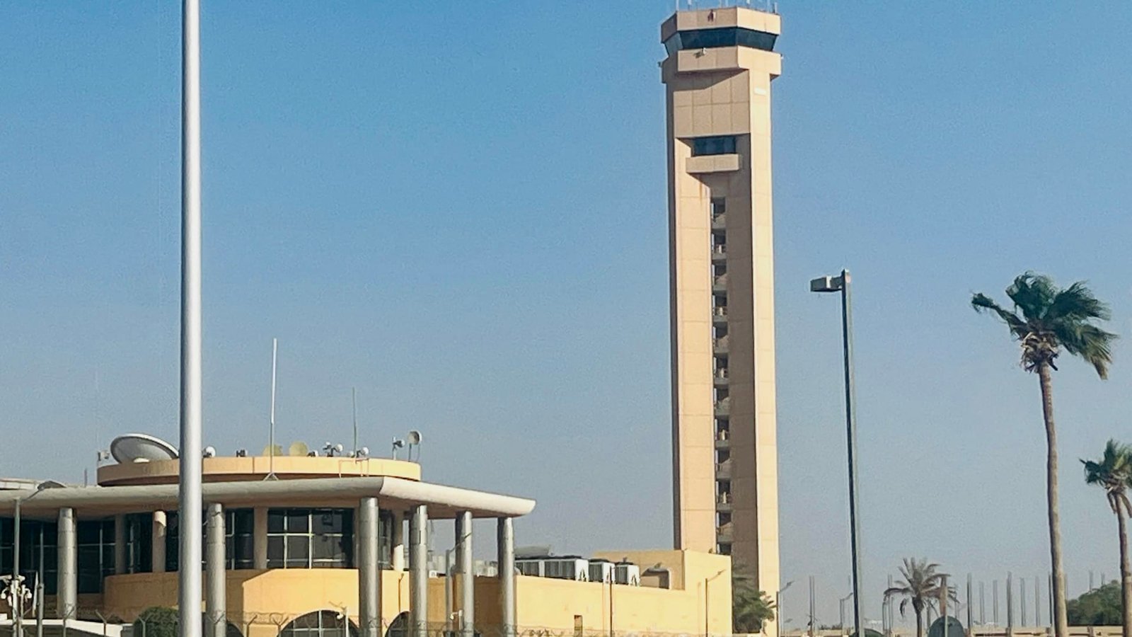 ما دلالة استهداف الحوثيين مطارات سعودية مع استمرار عملية "فجر اليمن"؟