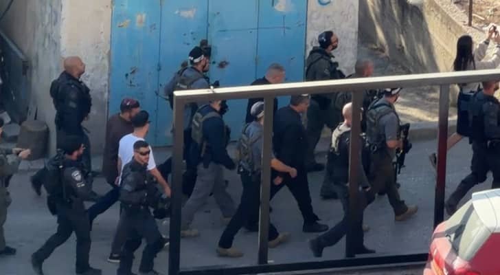 بن غفير يصل إلى بلدة الطور في القدس ويعتلي جرافة خلال هدم بناية سكنية