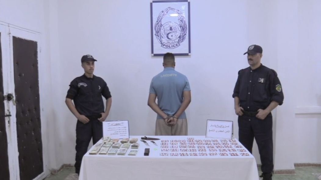  بشار.. توقيف مروّج للمهلوسات وحجز  قرابة 700 قرص وأسلحة بيضاء