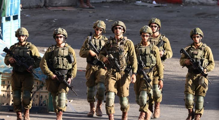قوات الاحتلال تعتقل 9 فلسطينيين بينهم أسرى محررون في طولكرم بالضفة الغربية